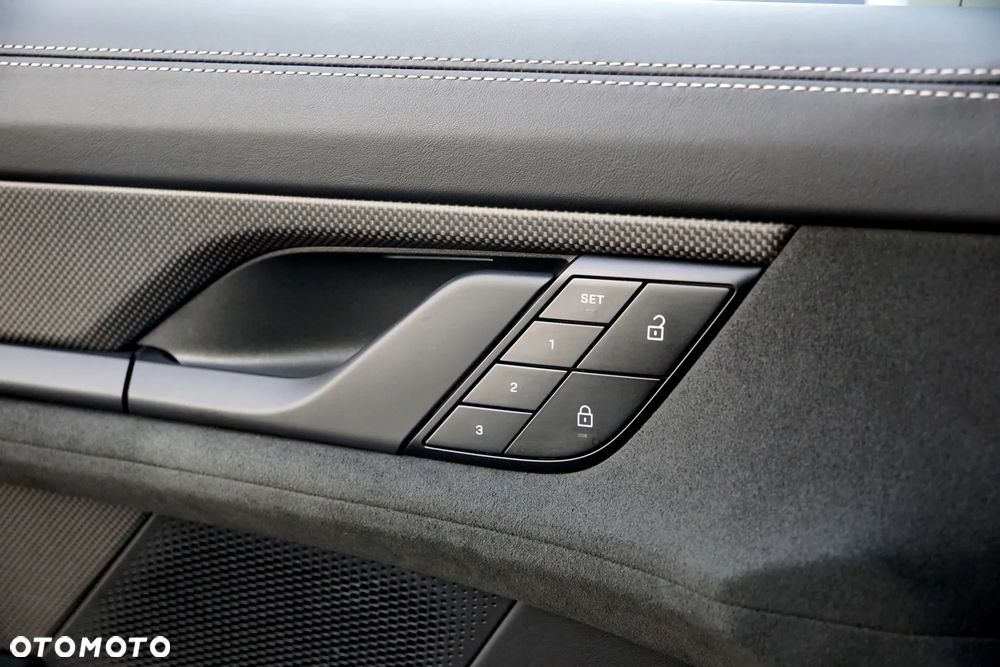 Porsche Taycan GTS - 17