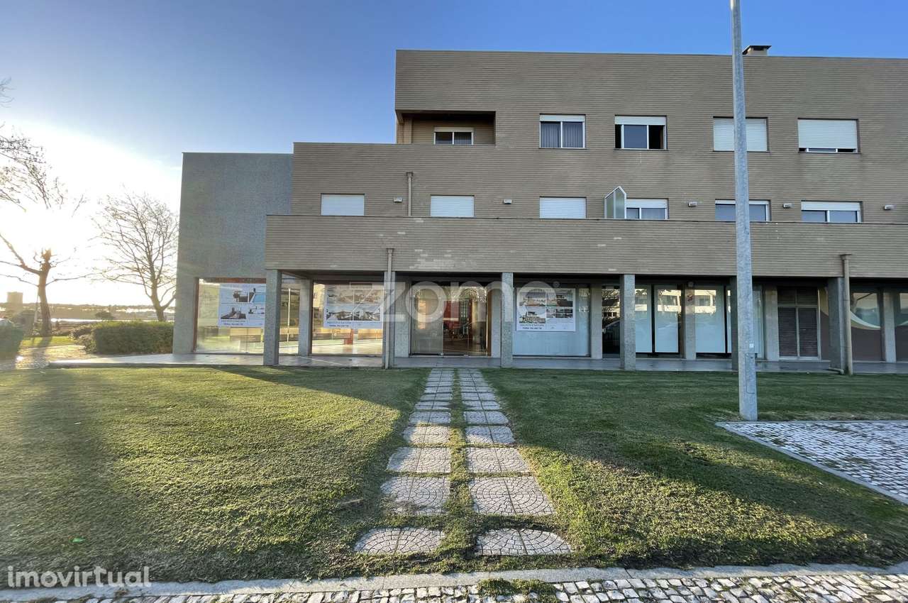 Loja de gaveto na Entrada Sul de Esposende | Visibilidade máxima - Grande imagem: 2/25