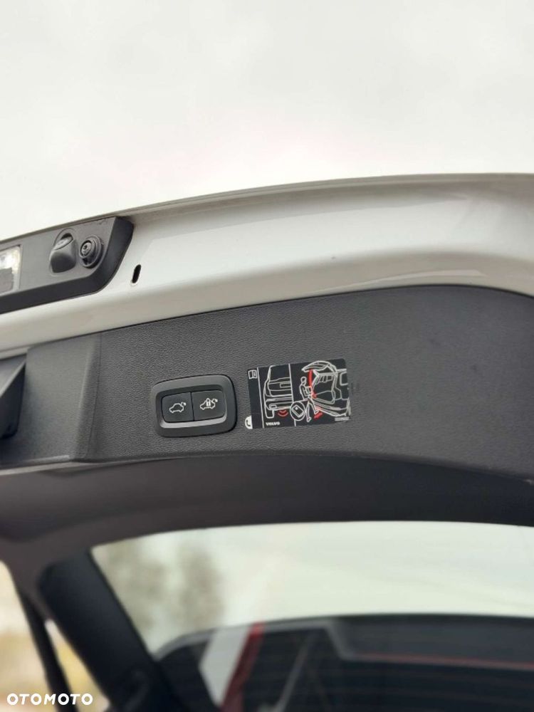 Volvo XC 40 D4 AWD R-Design (Intro Edition) - 14