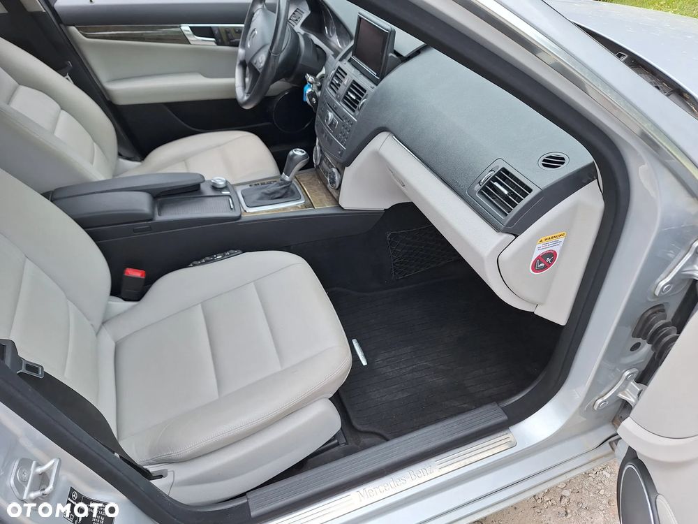 Mercedes-Benz Klasa C 250 CGI BlueEff Elegance - 5