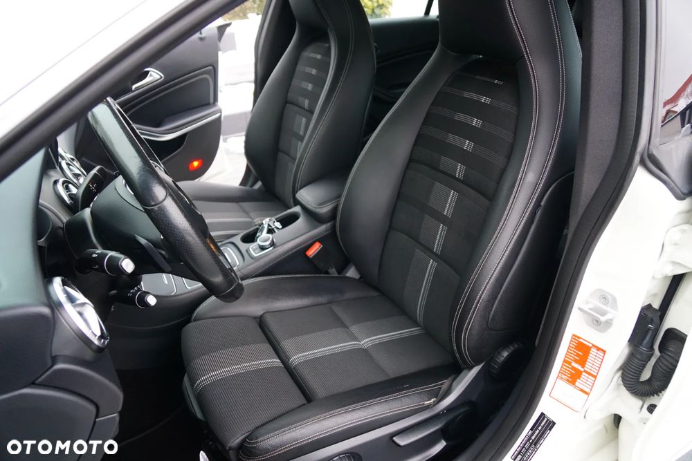 Mercedes-Benz CLA 180 7G-DCT UrbanStyle Edition - 32