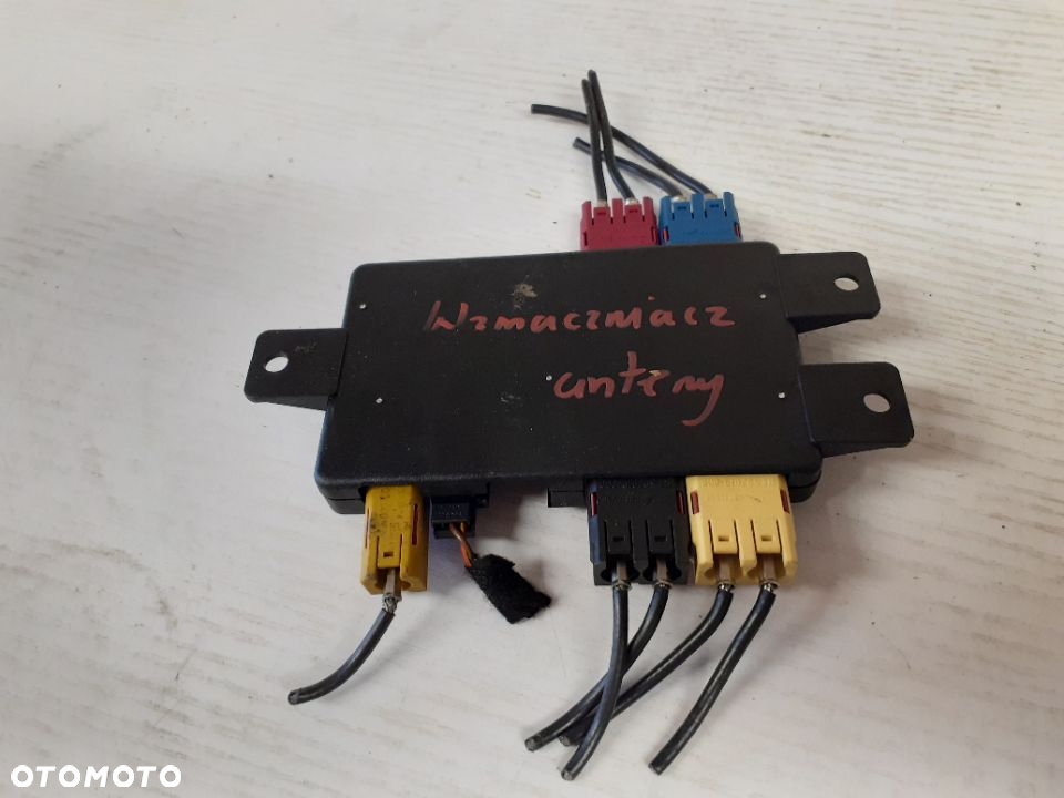 AUDI A6 S6 A8 S8 WZMACNIACZ ANTENOWY 4D0035530D - 2