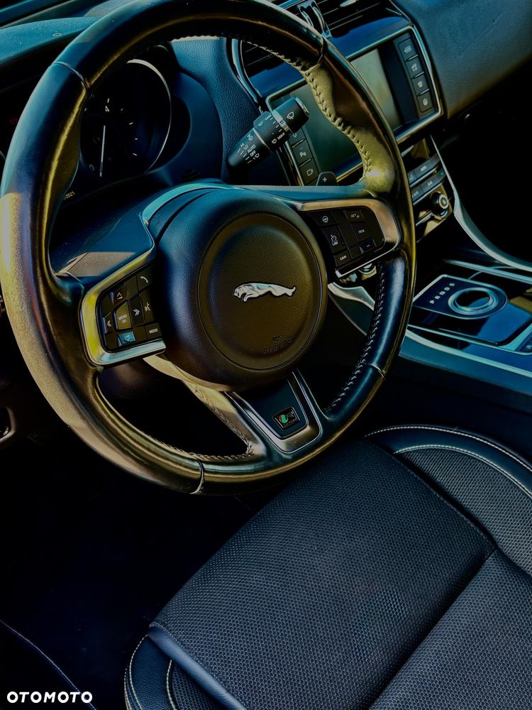 Jaguar XE 2.0 D R-Sport - 7