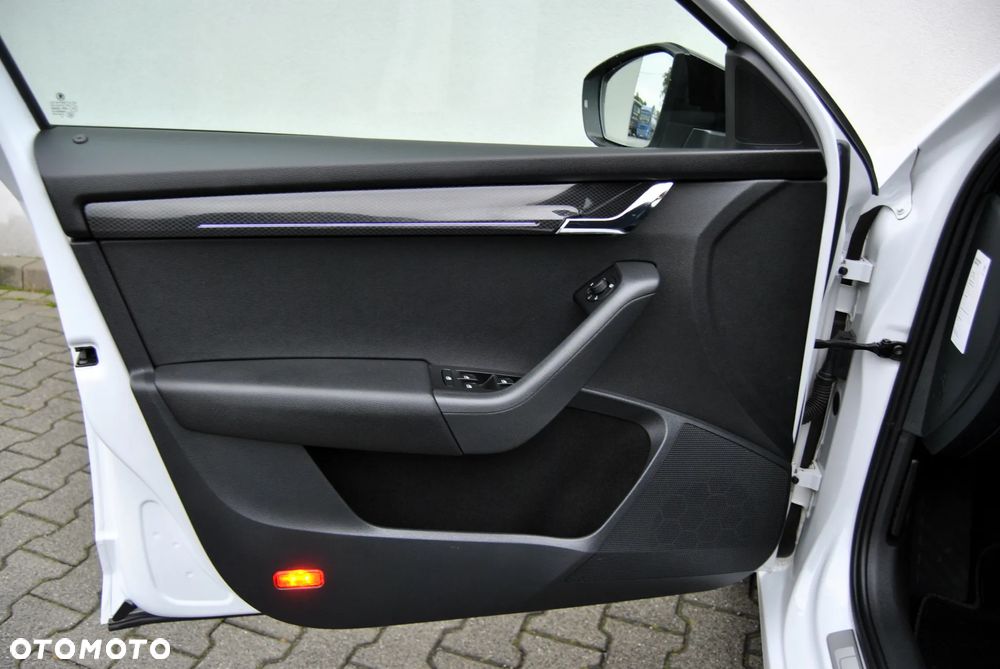 Skoda Octavia Combi 2.0 TDI DSG RS - 25