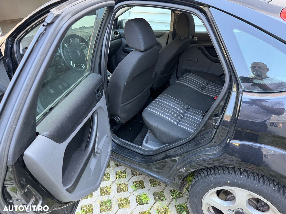 Ford Focus 1.8 TDCi Ambiente - 8