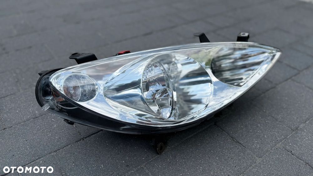Lampa przednia prawa Peugeot 307 EU Europa prawy przód TYC A166 Reflektor 3A/C, SW 3H, CC 3B, 3E - 3