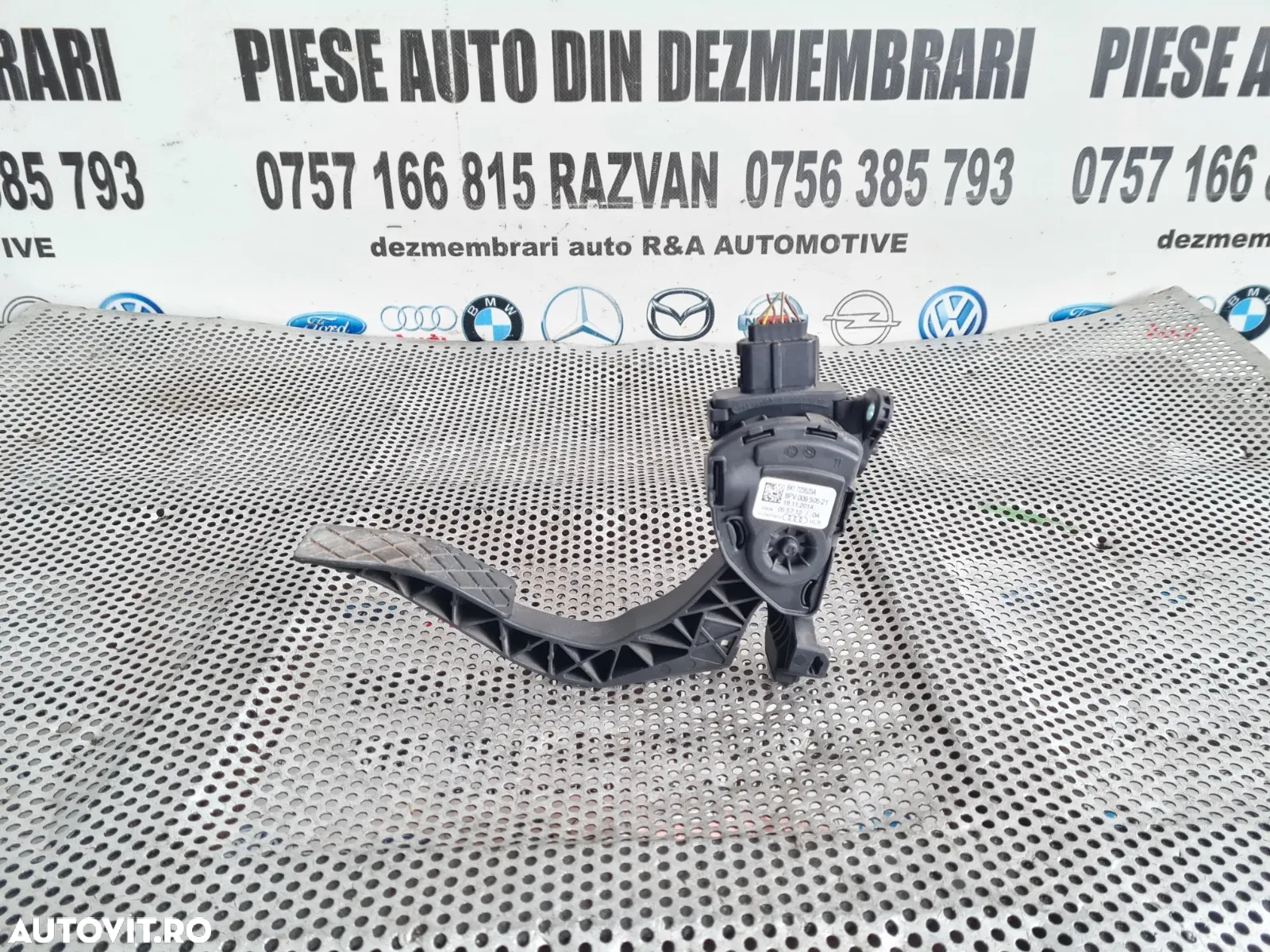 Pedala Acceleratie Audi A5 An 2008-2009-2010-2011-2012-2013-2014-2015 Volan Stanga Cod 8K1723523A Dezmembrez Audi A5 Facelift 2.0 Tdi Automat Motor CJC Cutie Automata NYM Volan Stanga Xenon - 6