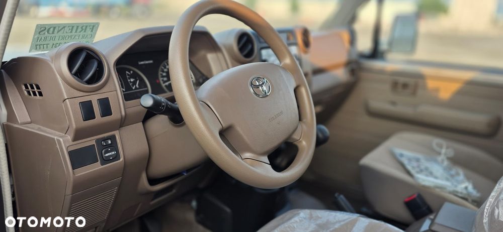 Toyota Land Cruiser - 22