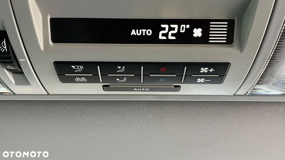 Volkswagen Caravelle - 11