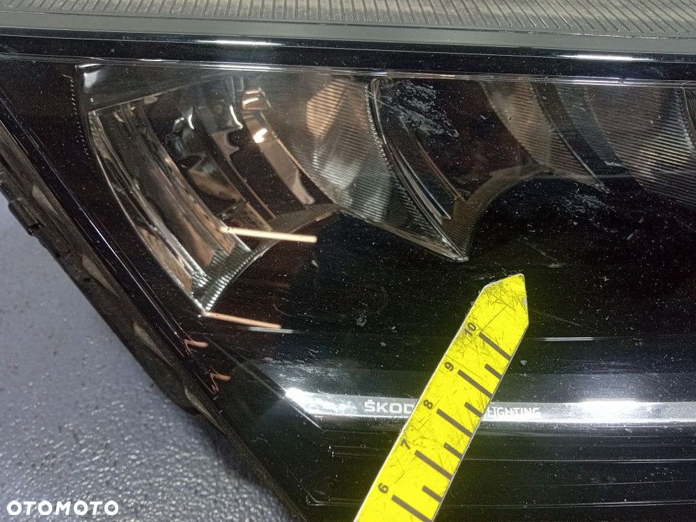 SKODA OCTAVIA IV REFLEKTOR PRAWY LAMPA PRZEDNIA LED EU - 9