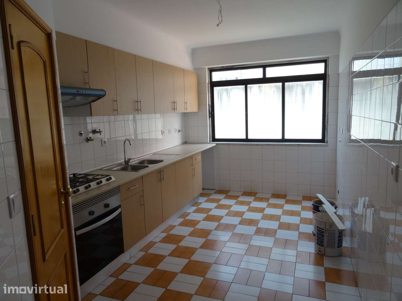 Amadora. Brandoa. Agradável apartamento de 3 assoalhadas, com garagem. - Grande imagem: 3/11