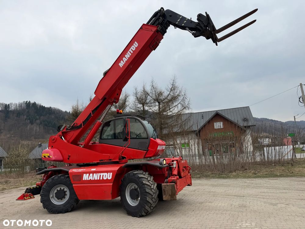 Manitou MRT2150+PRIVILEGE Ładowarka teleskopowa 4x4 ROTO 21metrów. Bez AdBLUE bez DPF. udźwig 5ton jak Nowa z Norwegii 4900mtg. 2015rok. Obrót pełny. Zero luzów wycieków. Zadbana maszyna z Fermy Norweskiej. Silnik 160 Km. AUTEC zdalne sterowanie. Ani deka luzów czy wycieków. Opony jak Nowe. Pełny Oryginał. Niski przebieg. Stabilizatory. Zamki na tłokach. OKAZJA - 2