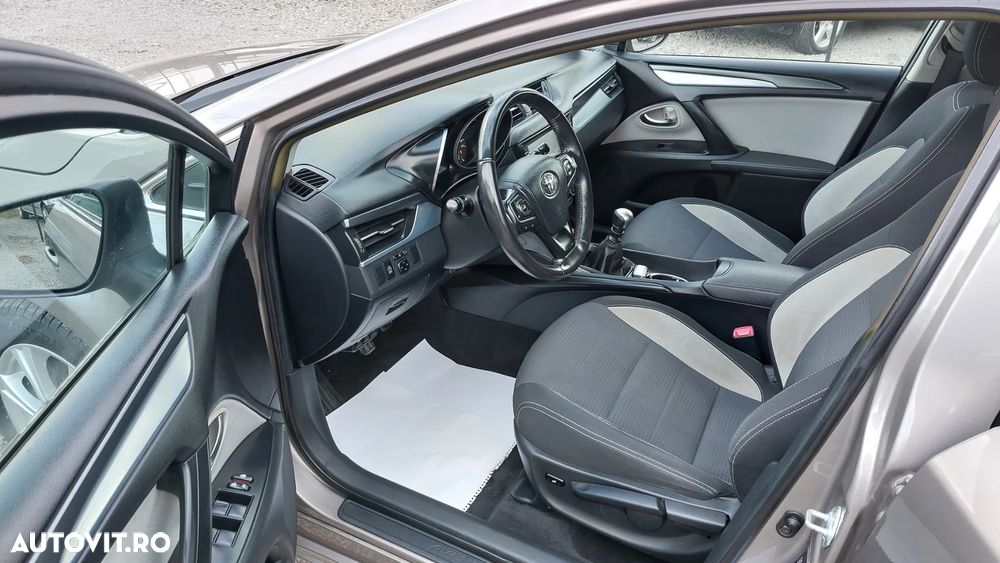 Toyota Avensis 2.0 D-4D Elegance - 11