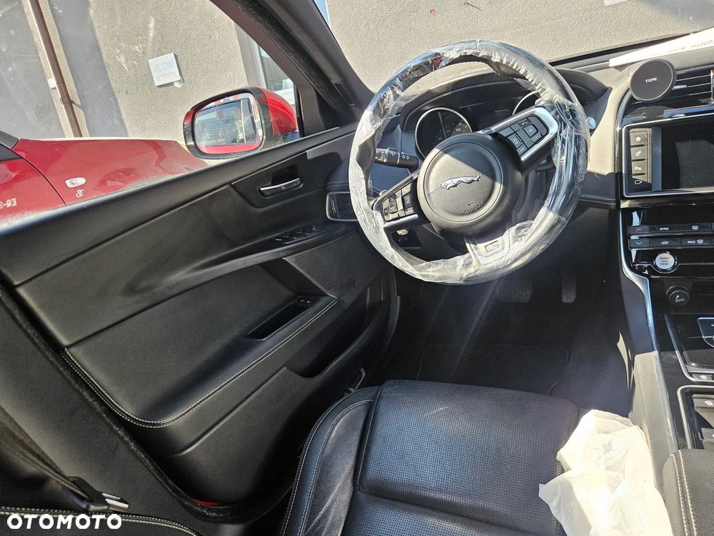 Jaguar XE 2.0 D AWD R-Sport - 15