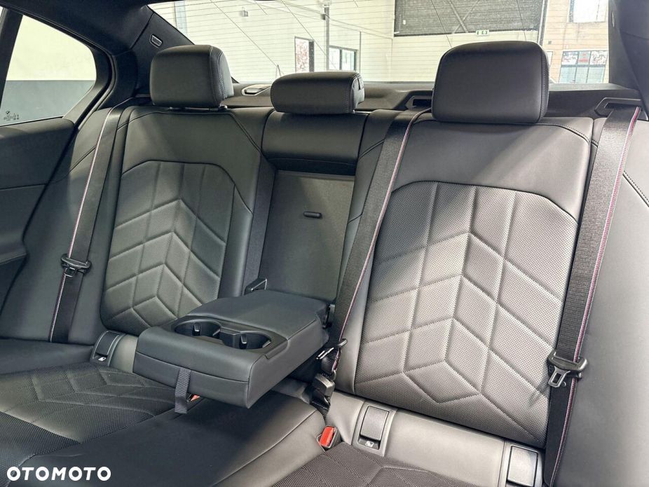 BMW i5 - 13