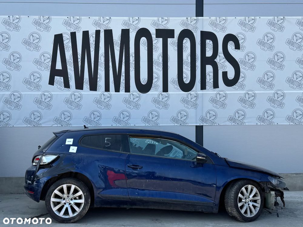 VOLKSWAGEN SCIROCCO 2009 *SAMOCHÓD NA CZĘŚCI* 4445 P6 / D5Q MASKA, LAMPA, DRZWI, LUSTERKO, ZDERZAK, GRILL, BŁOTNIK, KLAPA, BELKA, DESKA, FOTELE, KANAPA, ĆWIARTKA KIEROWNICA, TARCZE, ZACISKI, ZAWIESZENIE, KOMPLETNY PRZÓD, KOMPLETNY TYŁ, LICZNIK, ZEGARY, PRAWE LEWE PRZÓD TYŁ - 4