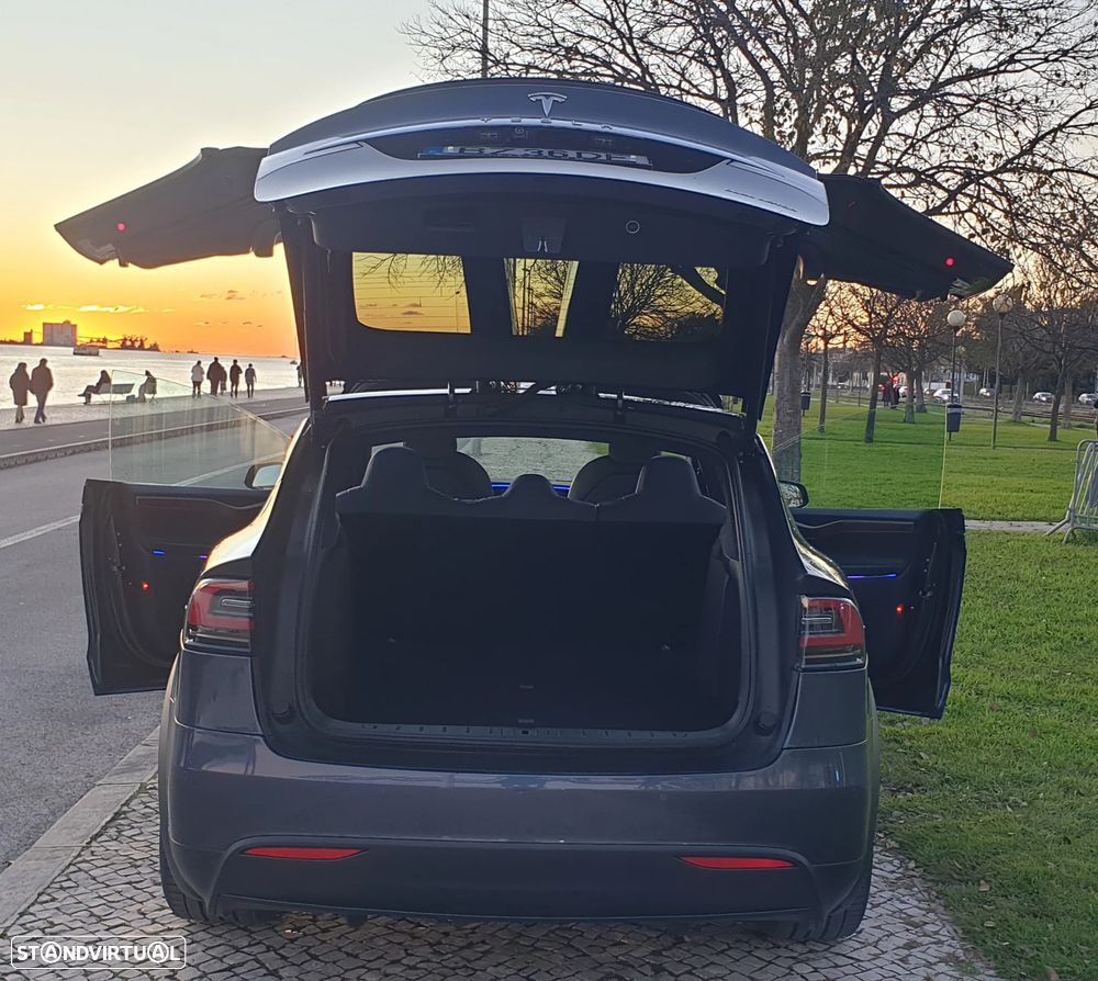 Tesla Model X - 20