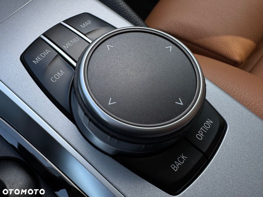 BMW Seria 5 520i Sport Line - 34