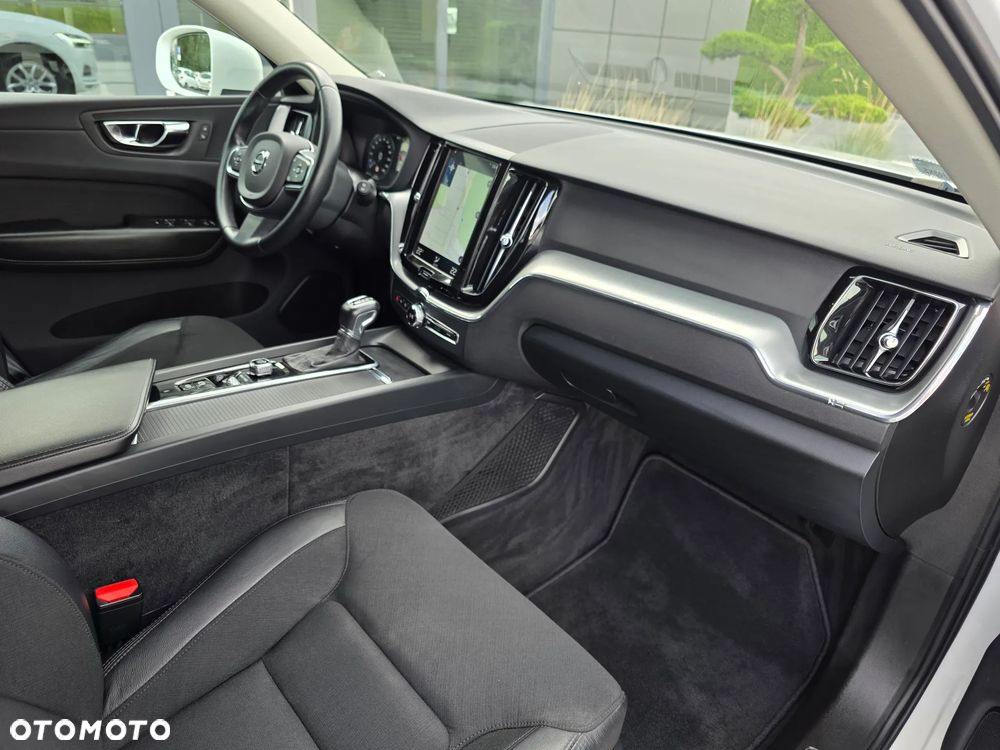 Volvo XC 60 T4 Momentum Pro - 24