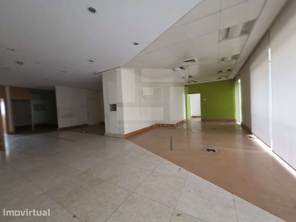 Loja Junto ao Jardim Constantino. 
Venda conjunta com as Refªs 335... - Grande imagem: 2/41