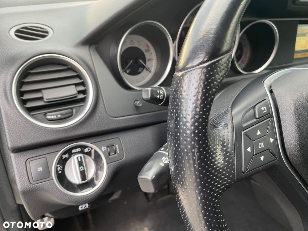 Mercedes-Benz Klasa C 180 CGI Automatik BlueEFFICIENCY Avantgarde - 23