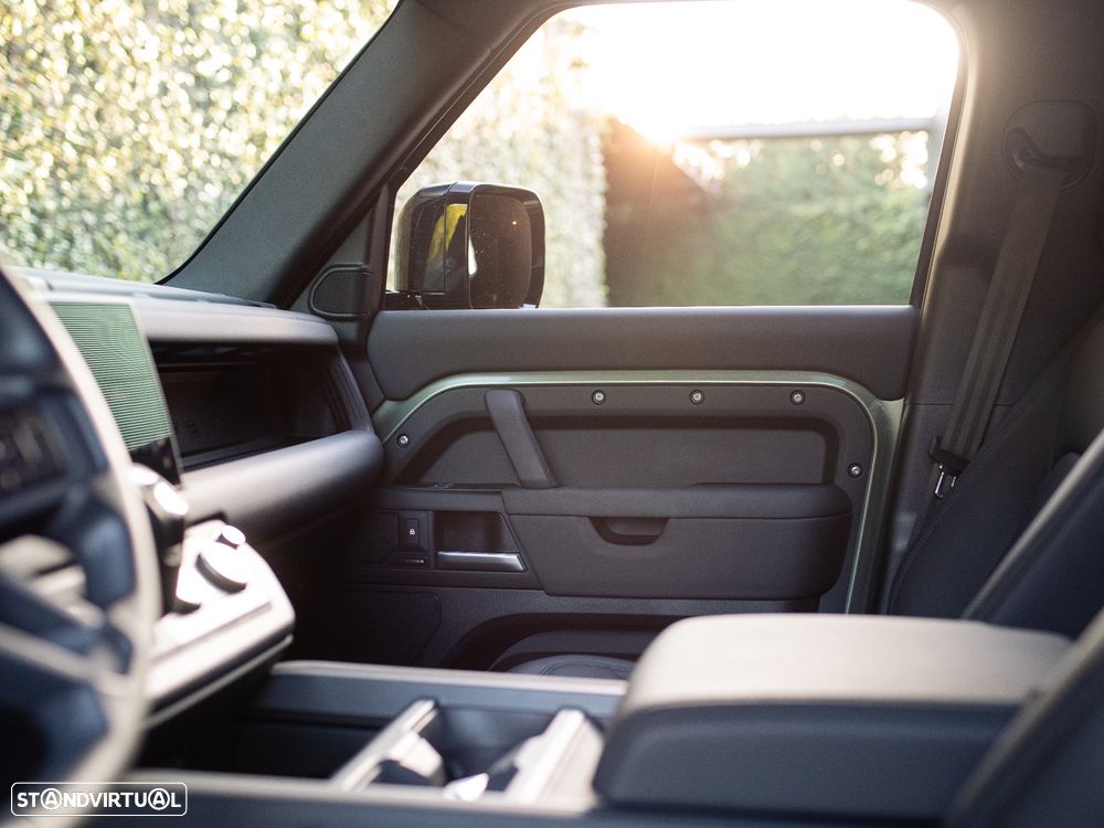 Land Rover Defender 2.0 P300e 110 AWD X-Dynamic SE - 29