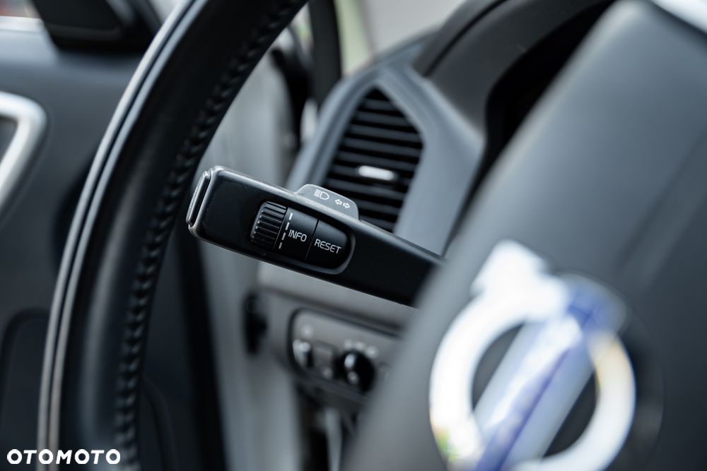 Volvo XC 60 D5 AWD Geartronic Momentum - 38