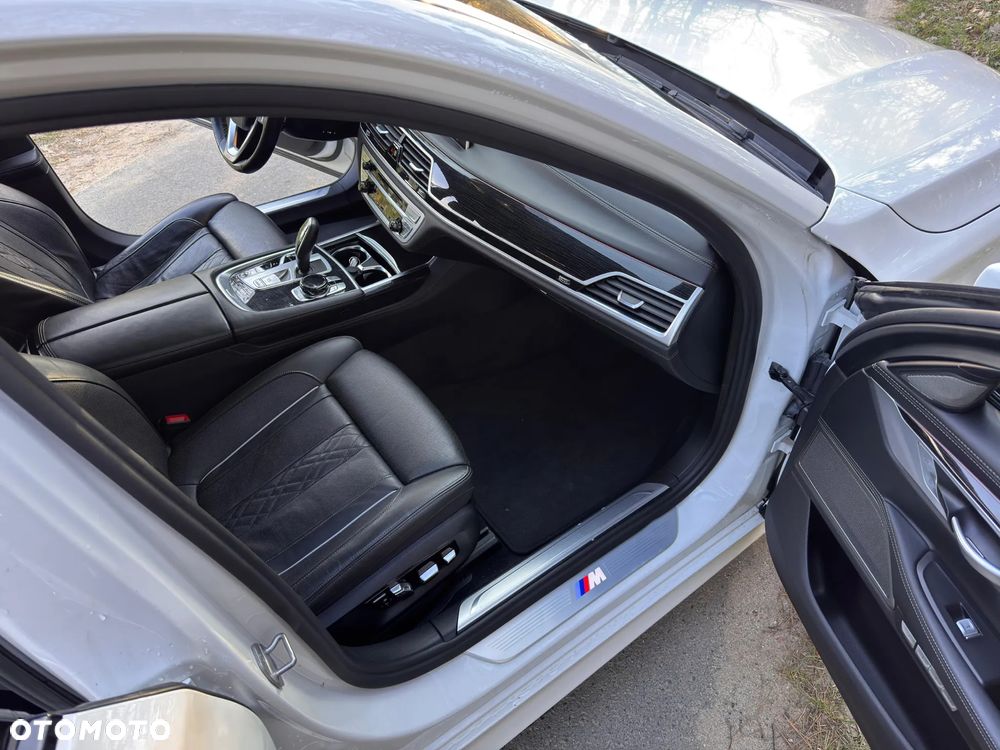 BMW Seria 7 750i xDrive - 33