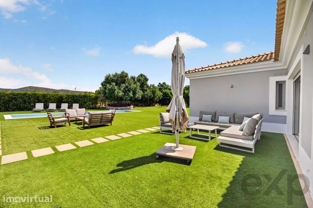 -Moradia Térrea de Luxo | 250 m² | 4 Quartos + Escritório | Piscina Pr - Grande imagem: 4/57