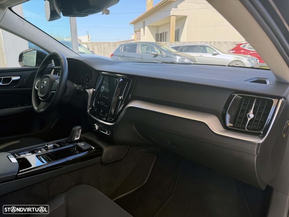 Volvo V60 2.0 T8 AWD TE Momentum Plus - 28