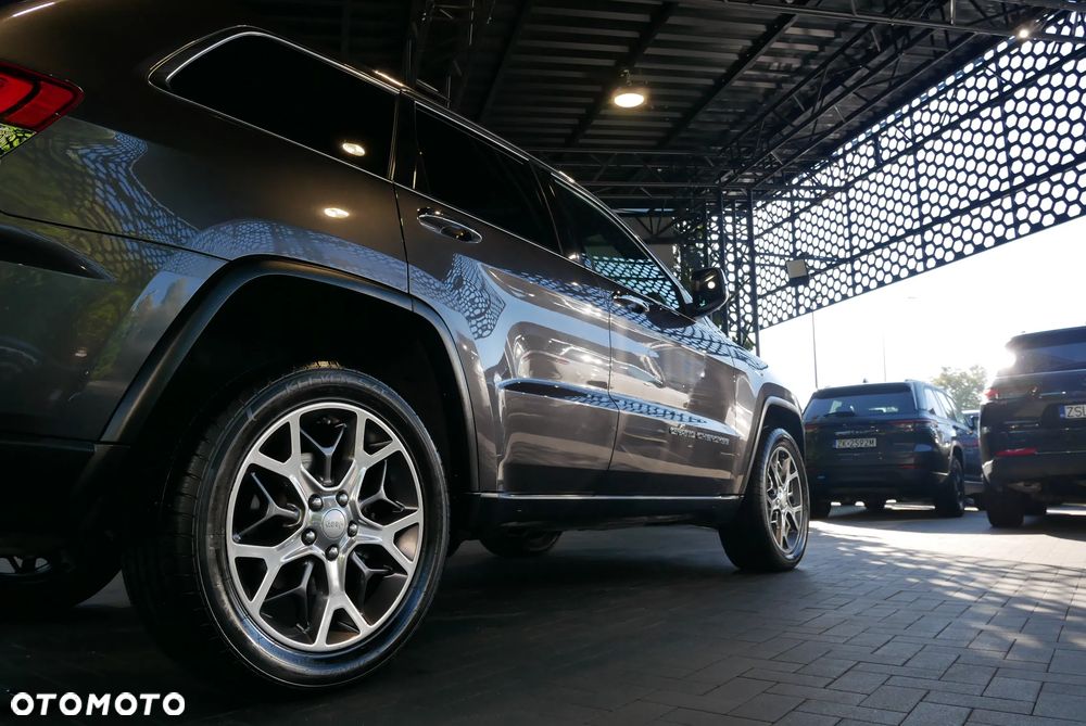 Jeep Grand Cherokee - 35