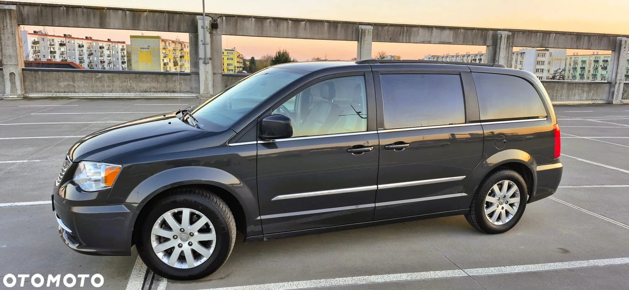Chrysler Town & Country - 2