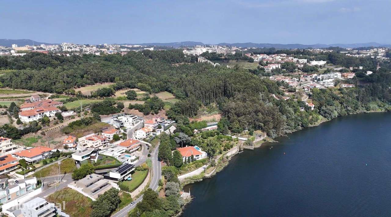 Terreno de 2045 m2 para Moradia Térrea em Frente ao Rio, ao Freixo - Grande imagem: 3/20