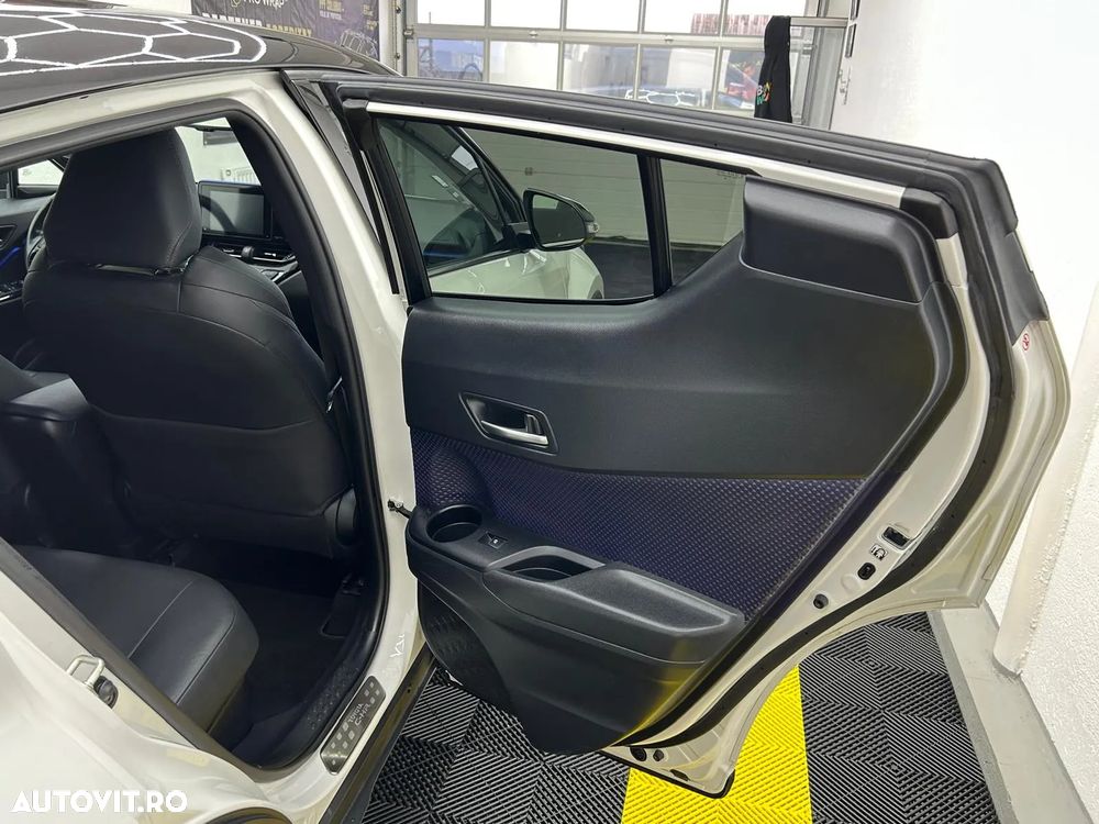 Toyota C-HR Hybrid Style Selection - 33