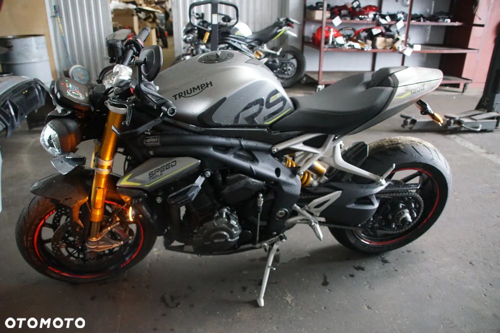 Triumph Speed Triple 1200 rs 2022 na części 692106889 SILNIK: silnik kompletny, blok silnika, głowica cylindrów, pokrywa zaworów, uszczelka głowicy, cylinder, tuleja cylindra, tłok, pierścienie tłokowe, sworzeń tłoka, korbowód, wał korbowy, panewki wału, wałek rozrządu, koło rozrządu, łańcuch rozrządu, napinacz rozrządu, ślizg rozrządu, zawór ssący, zawór wydechowy, sprężyna zaworowa, popychacz zaworu, dźwigienka zaworowa, uszczelniacz zaworowy, miska olejowa, korek spustowy oleju, pompa oleju, smok olejowy, filtr oleju, chłodnica oleju, przewód olejowy, obudowa filtra oleju, czujnik ciśnienia oleju, pokrywa alternatora, pokrywa sprzęgła, dekiel silnika, uszczelki silnika, engine assembly, engine block, cylinder head, valve cover, piston, piston rings, connecting rod, crankshaft, camshaft, timing chain, oil pump.  UKŁAD PALIWOWY I DOLOTOWY: zbiornik paliwa, bak paliwa, korek wlewu paliwa, pompa paliwa, kosz pompy paliwa, filtr paliwa, przewód paliwowy, listwa wtryskowa, wtryskiwacz, regulator ciśnienia paliwa, przepustnica, korpus przepustnicy, silniczek krokowy, czujnik położenia przepustnicy TPS, manetka gazu, rolgaz, elektroniczny gaz ride-by-wire, airbox, obudowa filtra powietrza, filtr powietrza, króciec dolotowy, kolektor dolotowy, czujnik temperatury powietrza, czujnik ciśnienia MAP, fuel tank, fuel pump, fuel injector, throttle body, air filter.  SPRZĘGŁO I SKRZYNIA BIEGÓW: kosz sprzęgłowy, piasta sprzęgła, tarcze sprzęgłowe, przekładki sprzęgła, sprężyny sprzęgła, docisk sprzęgła, pompa sprzęgła, wysprzęglik, przewód sprzęgła, klamka sprzęgła, skrzynia biegów, wałek sprzęgłowy, wałek zdawczy, koła zębate skrzyni, wodzik zmiany biegów, bęben zmiany biegów, czujnik biegu, dźwignia zmiany biegów, cięgno zmiany biegów, quickshifter, czujnik quickshiftera, clutch basket, clutch plates, gearbox, transmission shaft, gear selector drum, shift fork.  NAPĘD TYLNEGO KOŁA: zębatka przednia, zębatka tylna, łańcuch napędowy, spinka łańcucha, napinacz łańcucha, prowadnica łańcucha, osłona łańcucha, guma zabieraka, zabierak zębatki, mocowanie zębatki, front sprocket, rear sprocket, drive chain, chain adjuster, chain guide, chain guard, sprocket carrier.  UKŁAD WYDECHOWY: kolektory wydechowe, rury wydechowe, tłumik końcowy, tłumik środkowy, katalizator, osłona tłumika, zawór wydechowy, silniczek zaworu wydechowego, linki zaworu wydechowego, sonda lambda, uszczelka kolektora, obejma wydechu, mocowanie tłumika, exhaust headers, muffler, silencer, catalytic converter, exhaust valve, oxygen sensor, heat shield.  UKŁAD CHŁODZENIA: chłodnica, wentylator chłodnicy, osłona chłodnicy, korek chłodnicy, zbiorniczek wyrównawczy, pompa wody, termostat, obudowa termostatu, przewód chłodnicy, wąż układu chłodzenia, króciec wody, czujnik temperatury płynu, radiator, radiator fan, coolant reservoir, water pump, thermostat, coolant hose.  ZAWIESZENIE PRZEDNIE: lagi przednie, widelec przedni, goleń widelca, rura nośna, dolna półka, górna półka, sztyca widelca, uszczelniacz lagi, uszczelniacz przeciwpyłowy, sprężyna widelca, kartridż amortyzatora, regulator tłumienia, korek lagi, olej do lag, amortyzator skrętu, steering damper, front fork, fork tube, fork seal, fork cartridge, triple clamp, upper yoke, lower yoke.  ZAWIESZENIE TYLNE: amortyzator tylny, sprężyna amortyzatora, wahacz jednoramienny, oś wahacza, łożysko wahacza, kiwak zawieszenia, łącznik amortyzatora, regulator napięcia wstępnego, mocowanie amortyzatora, rear shock, shock absorber, single-sided swingarm, swingarm pivot, suspension linkage.  UKŁAD HAMULCOWY: zacisk hamulcowy przedni lewy, zacisk hamulcowy przedni prawy, zacisk hamulcowy tylny, jarzmo zacisku, tłoczek hamulcowy, zestaw naprawczy zacisku, klocki hamulcowe przednie, klocki hamulcowe tylne, tarcza hamulcowa przednia, tarcza hamulcowa tylna, pompa hamulcowa przednia, pompa hamulcowa tylna, przewód hamulcowy, przewód w oplocie, zbiorniczek płynu hamulcowego, klamka hamulca, pedał hamulca, czujnik światła stop, moduł ABS, pompa ABS, czujnik ABS, pierścień ABS, front brake caliper, rear brake caliper, brake pads, brake disc, brake rotor, brake master cylinder.  KOŁA I OPONY: felga przednia, felga tylna, koło przednie, koło tylne, oś koła przedniego, oś koła tylnego, dystans koła, łożysko koła, uszczelniacz koła, piasta koła, nakrętka tylnego koła, zawór opony, czujnik ciśnienia TPMS, opona przednia, opona tylna, front wheel, rear wheel, wheel rim, wheel axle, wheel bearing, wheel hub, tire, tyre, TPMS sensor.  KIEROWNICA I STEROWANIE: kierownica, mocowanie kierownicy, riser kierownicy, lewa manetka, prawa manetka, ciężarki kierownicy, końcówki kierownicy, lusterko lewe, lusterko prawe, uchwyt lusterka, klamka sprzęgła, klamka hamulca, przełącznik zespolony lewy, przełącznik zespolony prawy, rolgaz, stacyjka, antena stacyjki, amortyzator skrętu, handlebar, handlebar clamp, grip, bar end, rear-view mirror, switchgear, ignition switch.  RAMA I PODWOZIE: rama główna, rama tylna, subframe, wspornik ramy, mocowanie silnika, śruba mocowania silnika, crash pad, slider ramy, osłona ramy, stopka boczna, czujnik stopki bocznej, sprężyna stopki, uchwyt tablicy rejestracyjnej, mocowanie podnóżka, podnóżek kierowcy lewy, podnóżek kierowcy prawy, podnóżek pasażera lewy, podnóżek pasażera prawy, set podnóżków, rearset, frame, rear subframe, engine mount, crash protector, side stand, footpeg.  OWIEWKI I NADWOZIE: owiewka przednia, owiewka boczna lewa, owiewka boczna prawa, owiewka tylna, boczek lewy, boczek prawy, osłona chłodnicy, osłona silnika, belly pan, pług pod silnik, błotnik przedni, błotnik tylny, nadkole, hugger, przednia szyba, szyba sportowa, deflektor, wlot powietrza, osłona ramy, osłona wahacza, osłona karbonowa, carbon cover, fairing, side panel, front fender, rear fender, windscreen, radiator cover.  SIEDZENIE I TYLNA CZĘŚĆ: siedzenie kierowcy, siedzenie pasażera, kanapa, zamek siedzenia, linka zamka siedzenia, uchwyt pasażera, ogon motocykla, stelaż tylny, wypełnienie zadupka, osłona siedzenia, seat cowl, rider seat, passenger seat, seat lock, tail section.  ELEKTRYKA I ELEKTRONIKA: wiązka elektryczna główna, wiązka przednia, wiązka tylna, sterownik silnika ECU, moduł zapłonowy, regulator napięcia, alternator, stator, rotor alternatora, rozrusznik, przekaźnik rozrusznika, akumulator, skrzynka bezpieczników, bezpiecznik, przekaźnik, cewka zapłonowa, świeca zapłonowa, fajka świecy, przewód masowy, złącze elektryczne, gniazdo USB, immobilizer, antena immobilizera, czujnik przechyłu, czujnik położenia wału, czujnik położenia wałka, czujnik prędkości, czujnik temperatury, czujnik ciśnienia, wiring harness, ECU, voltage regulator, alternator, starter motor, starter relay, battery, fuse box, ignition coil, spark plug.  OŚWIETLENIE I ZEGARY: reflektor przedni, lampa przednia LED, światło mijania, światło drogowe, moduł reflektora, kierunkowskaz przedni lewy, kierunkowskaz przedni prawy, kierunkowskaz tylny lewy, kierunkowskaz tylny prawy, lampa tylna, światło stop, lampka tablicy rejestracyjnej, licznik, zegary, wyświetlacz TFT, panel wskaźników, obudowa licznika, czujnik poziomu paliwa, headlight, LED headlamp, tail light, brake light, turn signal, indicator, instrument cluster, dashboard, TFT display.  SYSTEMY ELEKTRONICZNE: moduł kontroli trakcji, traction control, czujnik IMU, moduł ride-by-wire, tempomat, przełącznik tempomatu, quickshifter up and down, moduł ABS, czujnik kąta pochylenia, moduł Bluetooth, antena, moduł bezkluczykowy, keyless module, kluczyk, pilot, immobilizer key, przełącznik trybów jazdy, riding mode switch.  ŚRUBY, ŁOŻYSKA I DROBNE CZĘŚCI: komplet śrub, śruba owiewki, nakrętka osi, tuleja dystansowa, podkładka, spinka, zatrzask, kołek montażowy, guma mocująca, silentblock, obejma, uchwyt przewodu, łożysko główki ramy, łożysko igiełkowe, łożysko kulkowe, simmering, uszczelka, oring, zestaw naprawczy, - 8