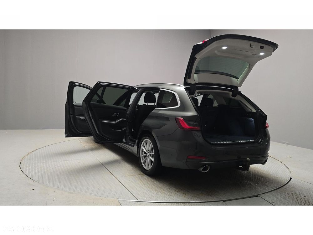 BMW Seria 3 320d xDrive mHEV - 11