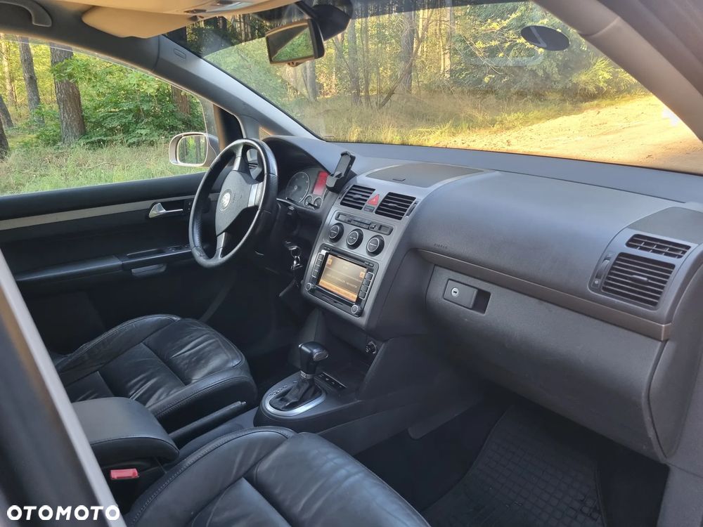 Volkswagen Touran 2.0 TDI DPF Highline DSG - 22