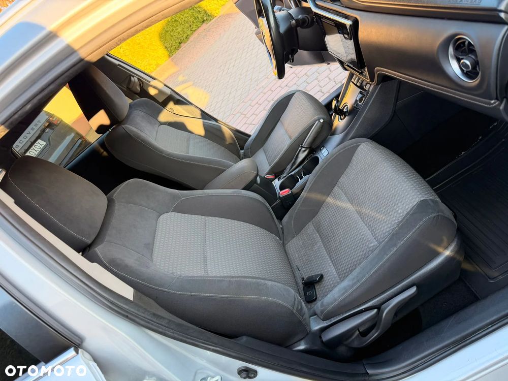 Toyota Auris Hybrid 135 Prestige - 26