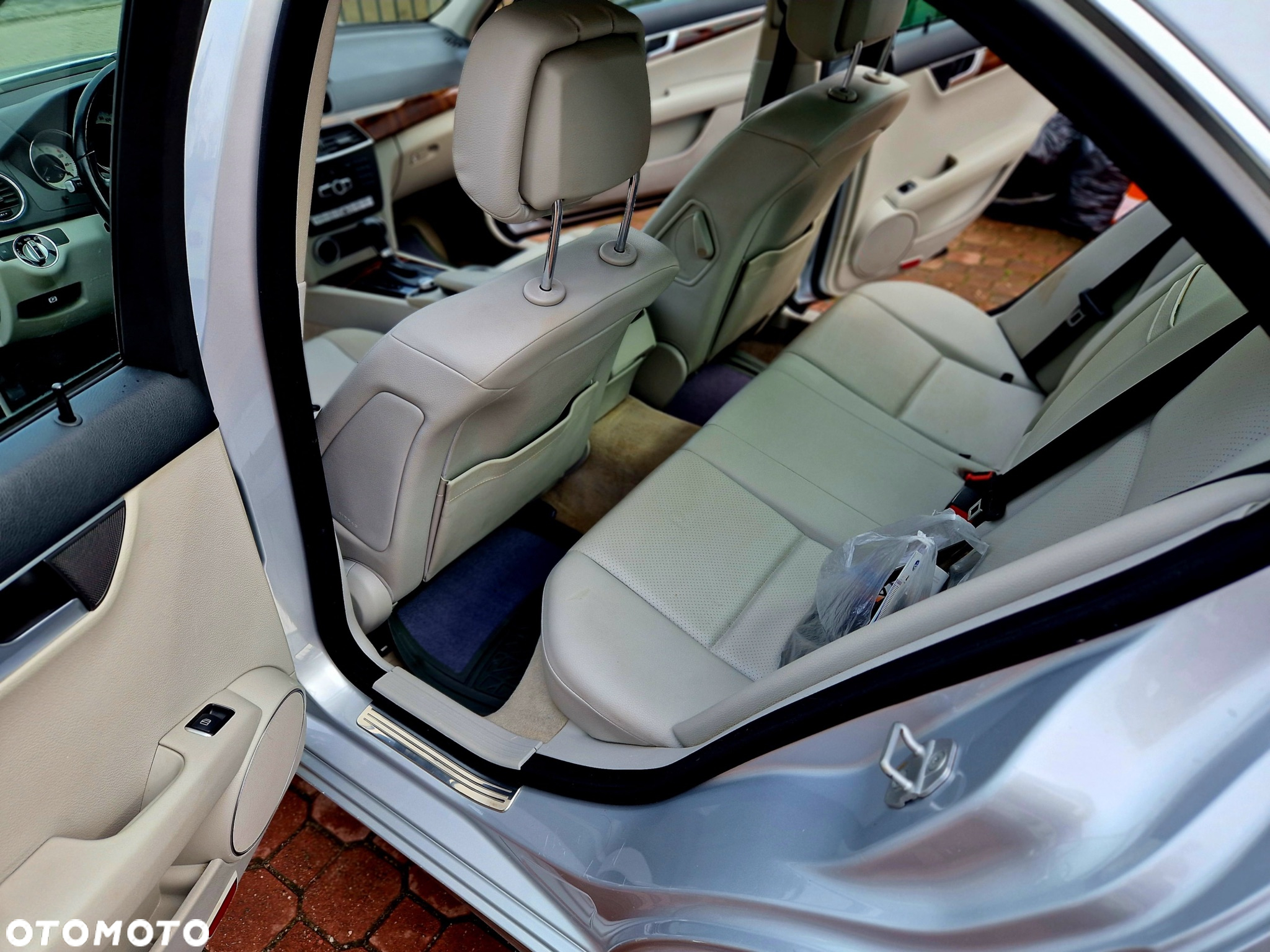 Mercedes-Benz Klasa C 250 CGI T Automatik BlueEFFICIENCY Avantgarde - 16