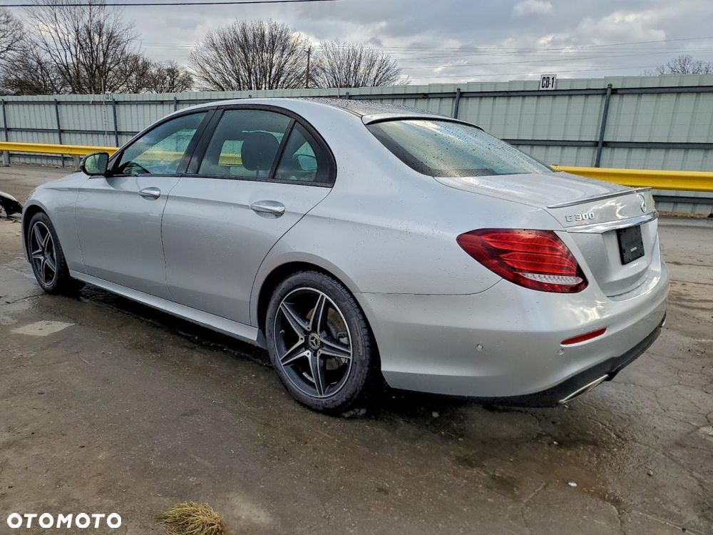 Mercedes-Benz Klasa E 300 9G-TRONIC - 3