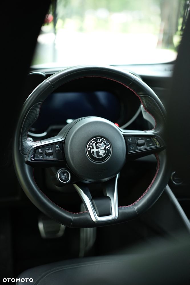 Alfa Romeo Giulia 2.0 Turbo Competizione Q4 - 12