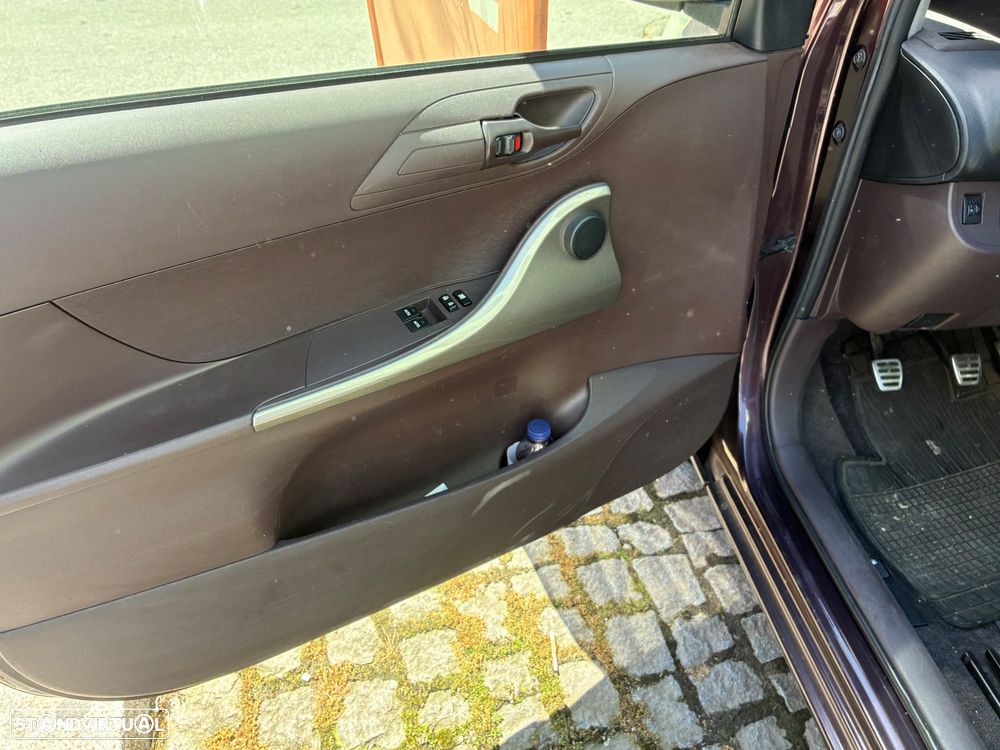 Toyota iQ 1.0 + - 11