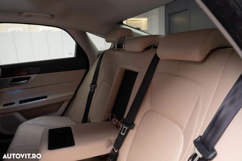 Jaguar XF 20d AWD Prestige - 19