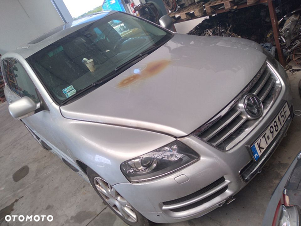 VW Touareg 02 7L maska pokrywa silnika