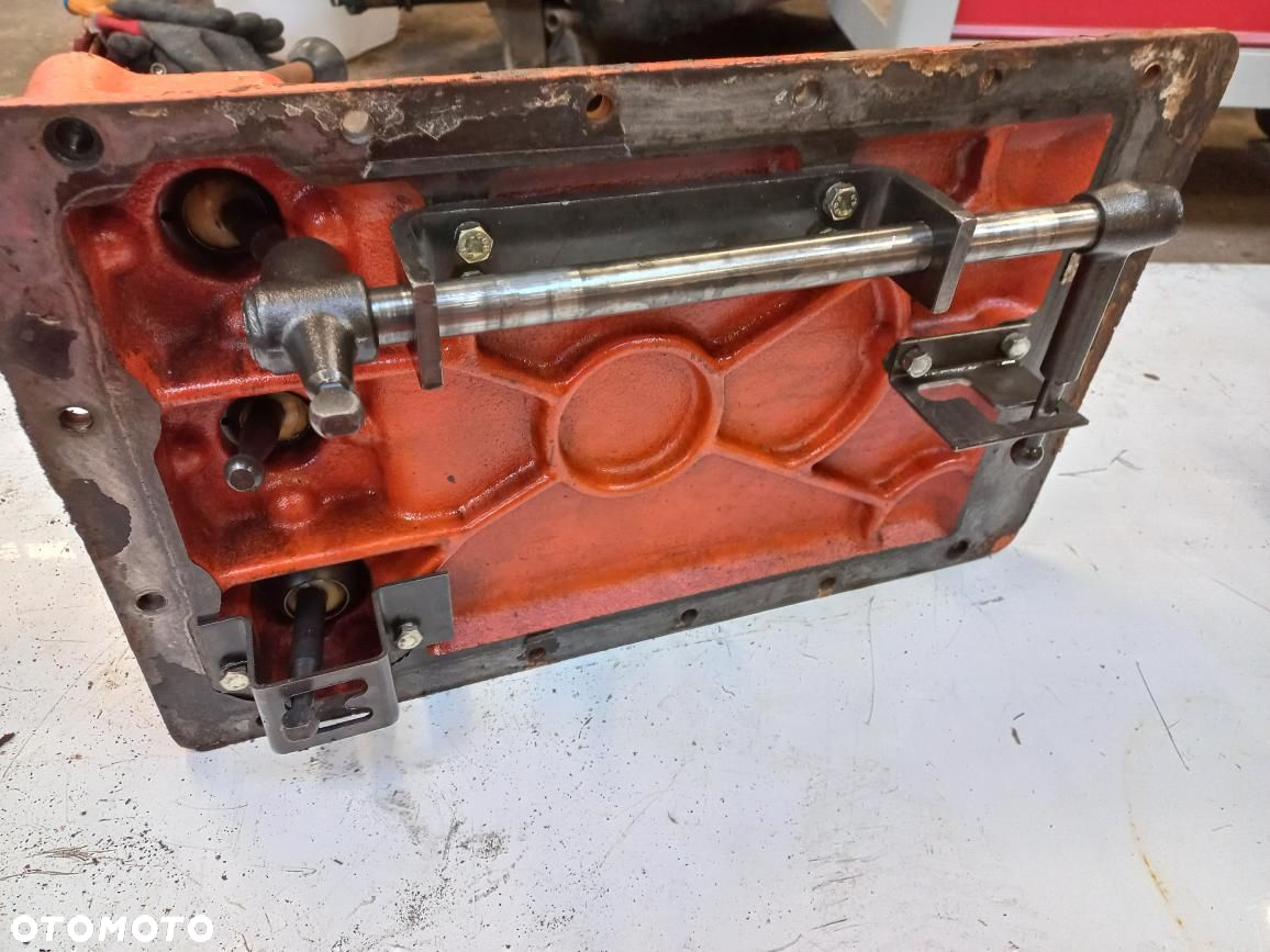 CZĘŚCI RENAULT 651,681,751,851,551,SKRZYNIA,most,widełki ,tryb,atak,koło zębate,obudowa skrzyni,podnośnik,sekcja hydrauliki,wom,wałek,ramie podnośnika.korpus,wodzik,widełki,tryb 1,2,3,4, biegu,wsteczny.mvm - 17