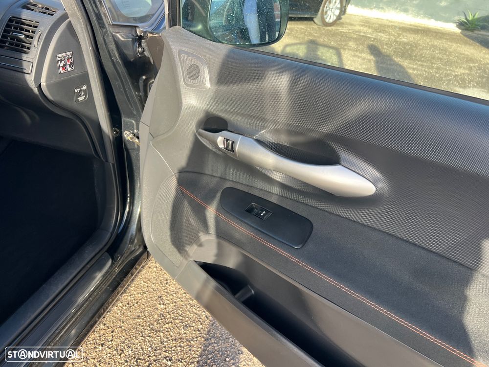 Toyota Auris 1.4 D-4D Exclusive +P.Sport+VSC - 16