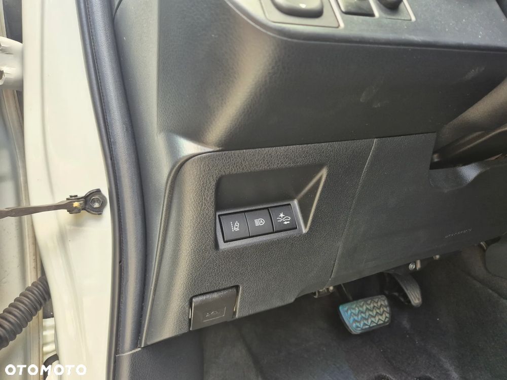 Toyota Yaris Hybrid 100 Selection - 19