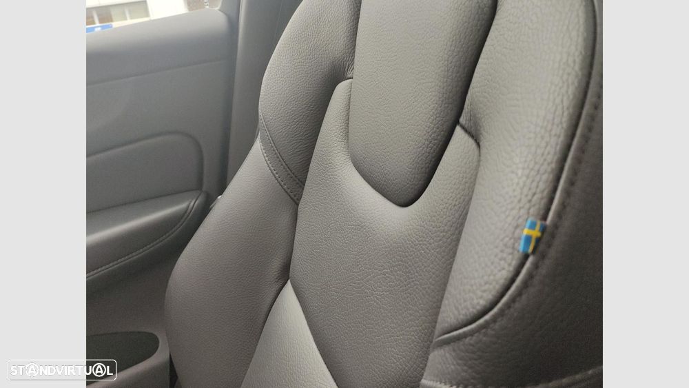 Volvo XC 60 2.0 T6 PHEV Plus Dark AWD — fotografia 22