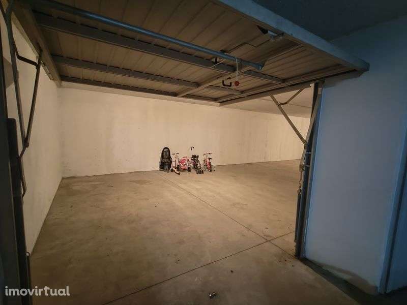 Garagem fechada c/contador elétrico, 80m² - Grande imagem: 2/7