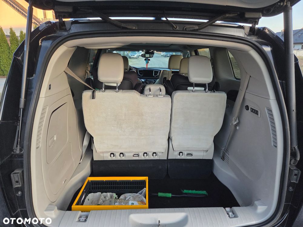 Chrysler Pacifica - 16